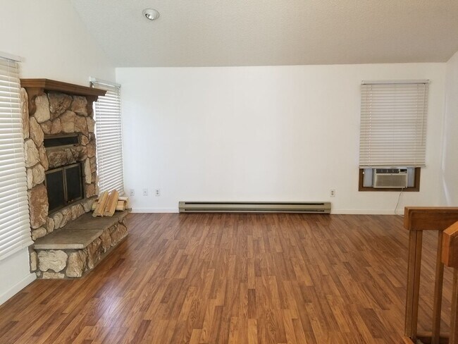 Building Photo - 4B/2B Home with Attached Garage in Longmont Ready for June!