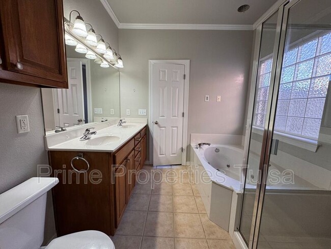 Building Photo - 528 North Willow Pl W