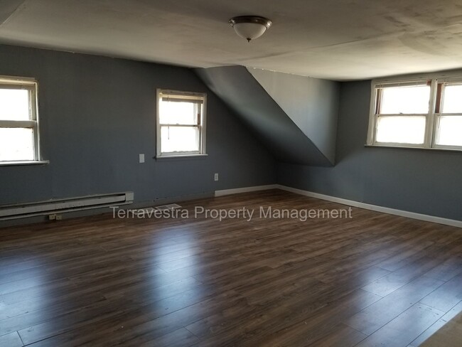 Building Photo - Very Large Newly Renovated - 3 Bed 1 Bath ...