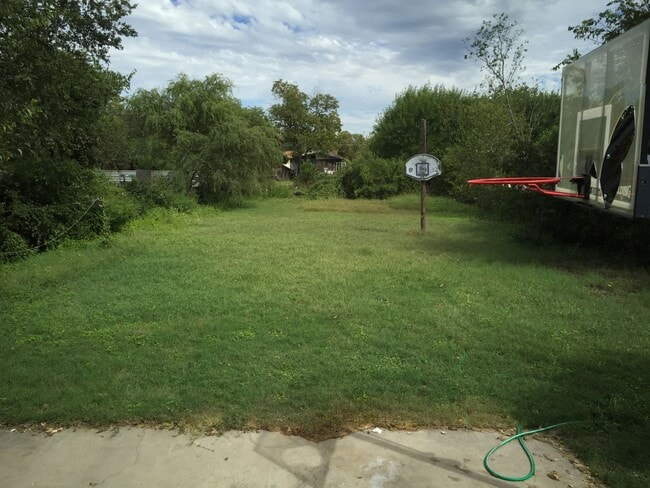 Building Photo - Prime Location, Endless Potential 3BR/1BA Haven