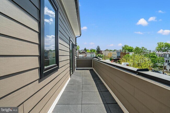 Building Photo - 1130 Penn St NE