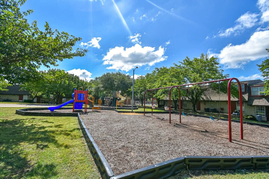 Building Photo - 3013 Northridge Dr