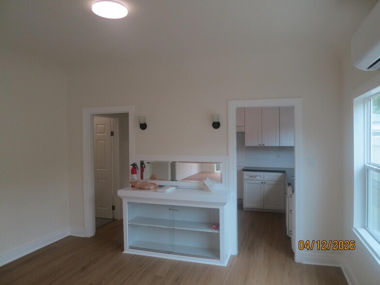 Building Photo - 2045 S Harcourt Ave