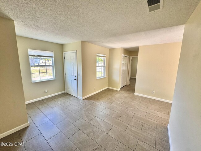 Building Photo - 4006 E 11th St