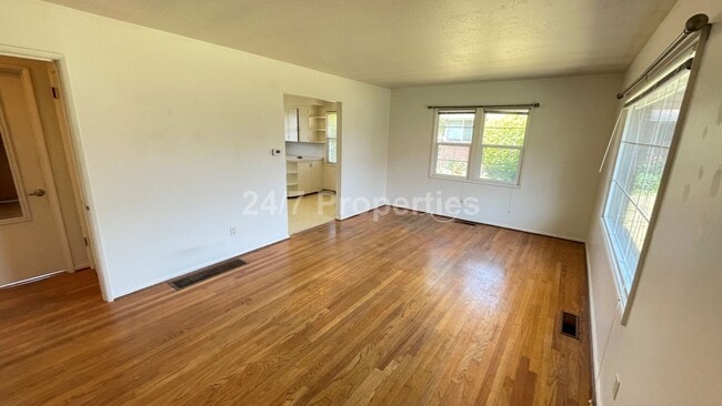 Building Photo - Cozy 2 BD | 1 BA Apartment w/ Full Basemen...