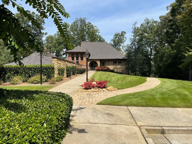 Building Photo - Gorgeous 5 bedroom 3.5 bath home in desira...