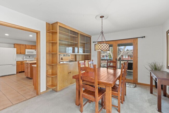 Building Photo - Style Meets Location 3 Bedroom 3 Bathroom Single Family Home - Must See