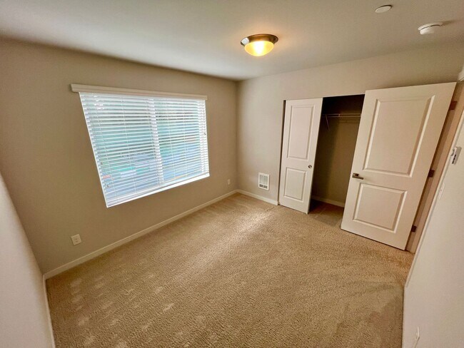 Building Photo - Exceptional 4 Bed 3 Bath Townhome on corner lot. One months rent free!!