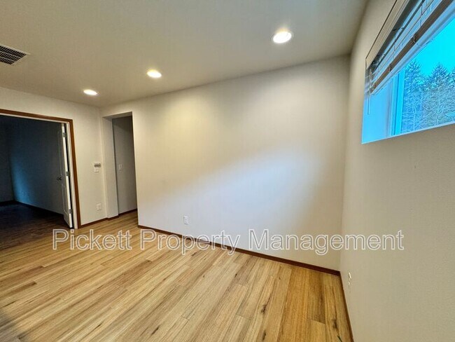 Building Photo - 2402 Seringa Ave