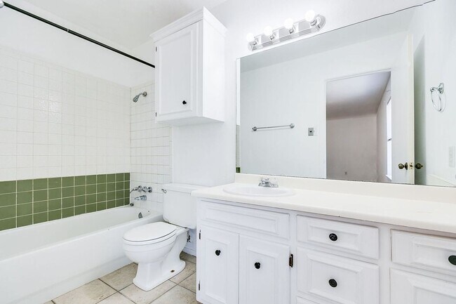 Building Photo - PAY NO SECURITY DEPOSIT! Beautiful Spaciou...