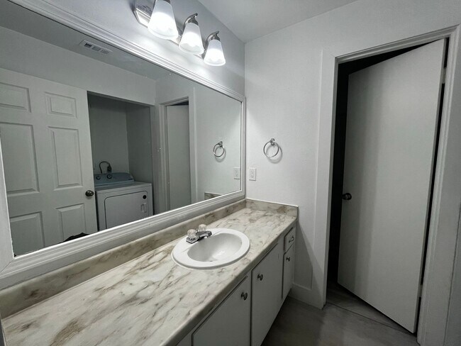 Building Photo - Adorable 2 bedroom, 1 bath!! Washer and Dr...