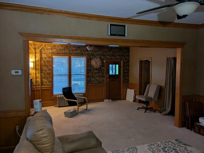 Building Photo - 82 200 N