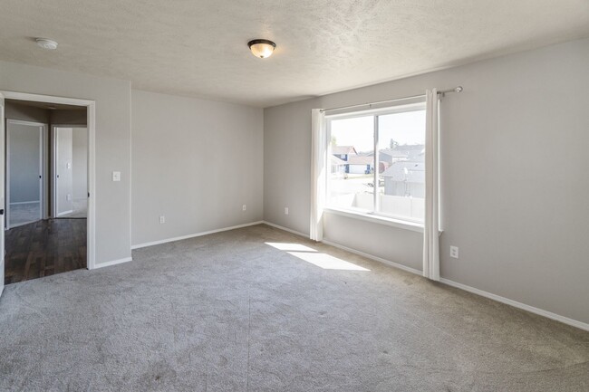 Building Photo - Spacious 3 Bed, 2.5 Bath Home in Spokane V...