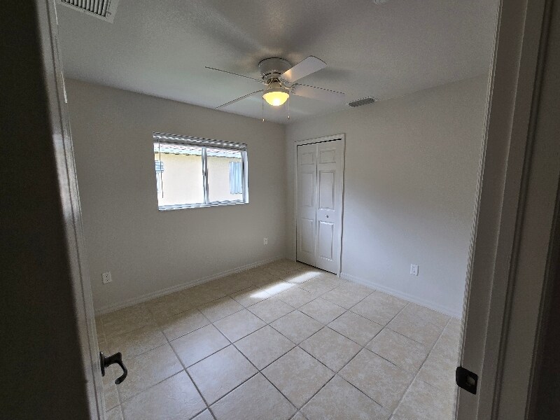 Building Photo - 518 SE 5th Pl