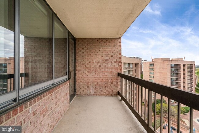 Building Photo - 1805 Crystal Dr