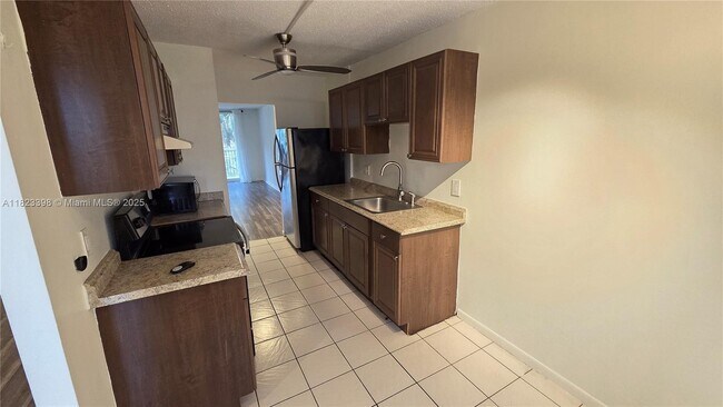 Building Photo - 250 Jacaranda Dr