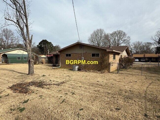 Building Photo - 3 Bed 2 Bath