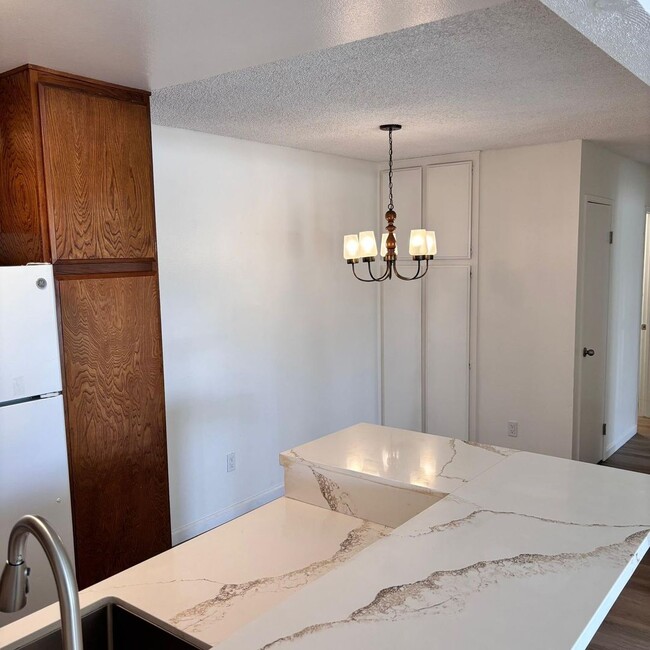 Building Photo - LIGHT & BRIGHT UPGRADED, 2 BEDROOM CONDO, ...