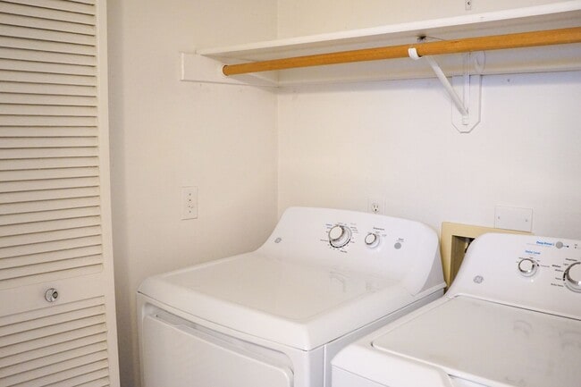 Building Photo - Gorgeous & Bright 1-Bed w/ Wood-Burning Fi...