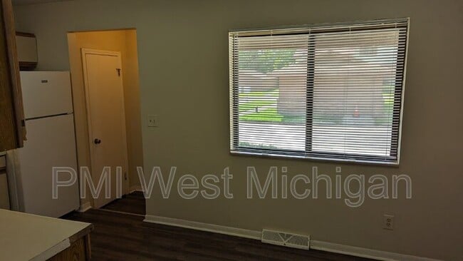 Building Photo - 6071 In the Pines Dr SE