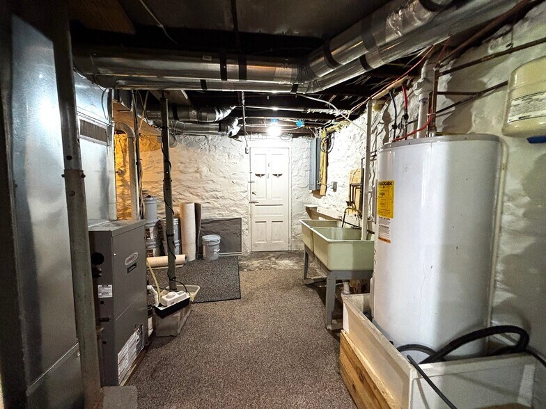 Building Photo - 553 Foundry St