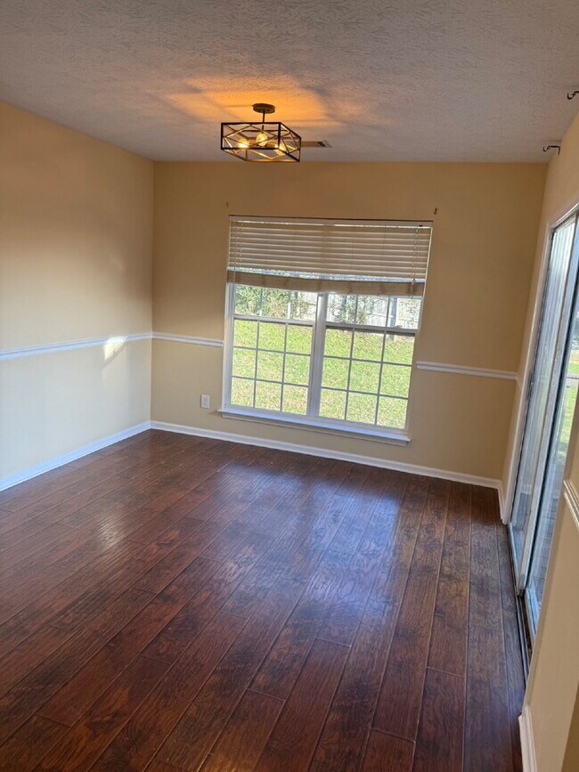 Building Photo - 4 bed/3bth with over 2000 sq ft. In beautiful Hendersonville!!!