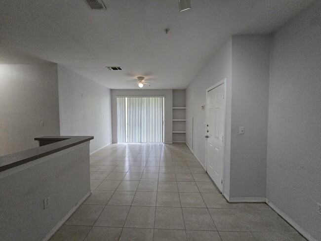 Building Photo - Great 2 Bed 1 Bath Ground floor condo in L...