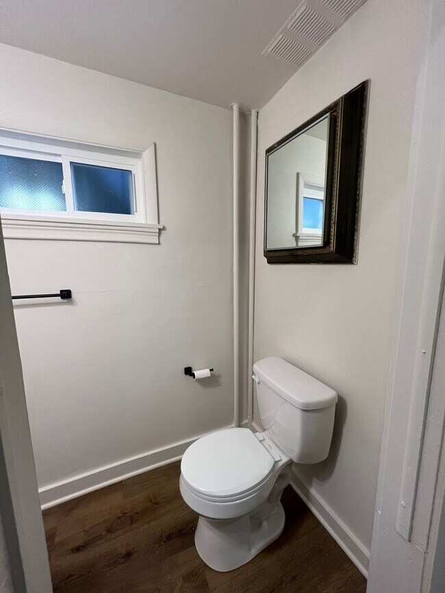 Building Photo - 207 W King St