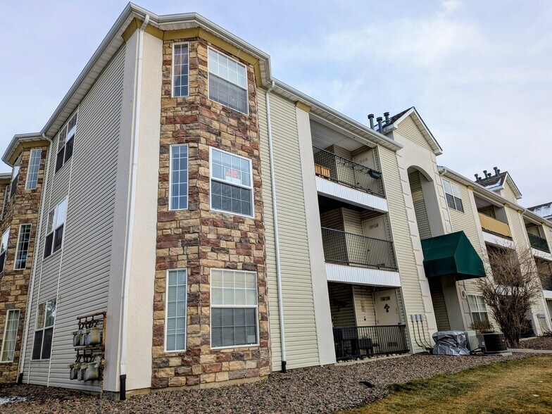 2nd story corner unit - 12304 W Cross Dr