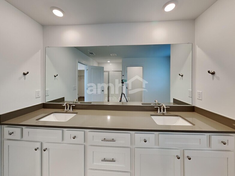 Building Photo - 1032 Highland Walk