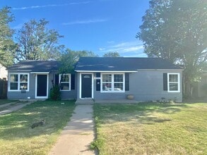 Building Photo - Pre- leasing now for 3/2 home near Maxey Park and Covenant Hospital