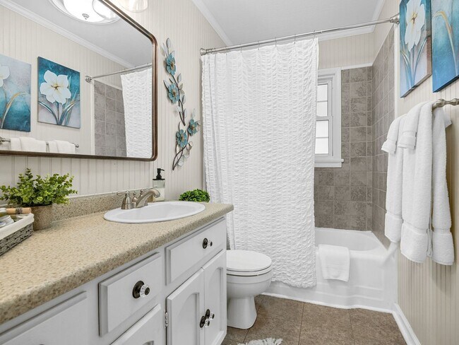 Building Photo - Immaculately Maintained, unfurnished 2 BR, 1 BA  Greer NO APPLICATION FEE if APPROVED