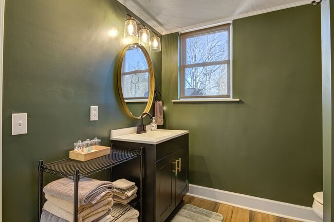 Building Photo - Fully Furnished Modern 3 bedroom Home!