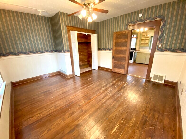 Building Photo - 837 Parkview St NE