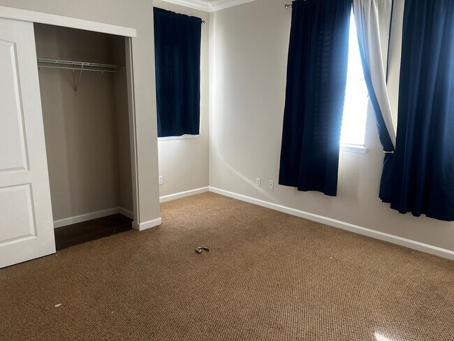 Building Photo - Large, Beautiful Shadow Lakes Home in Court Location