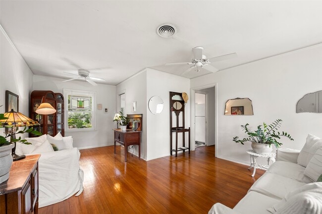 Building Photo - 2114 Saxon Dr