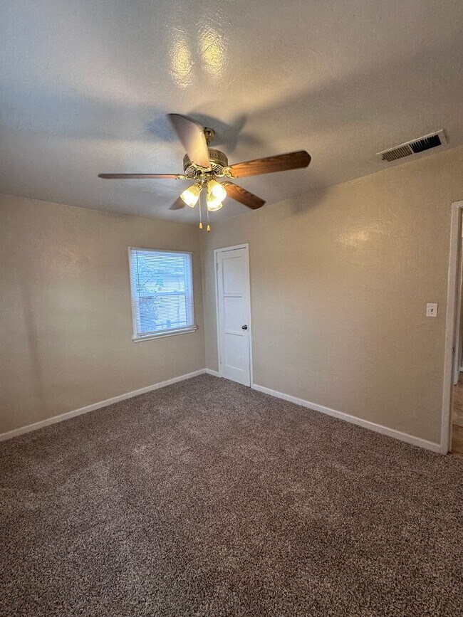 Building Photo - 2114 Brundage Ln