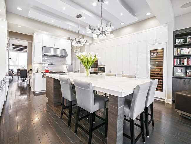 Building Photo - "Spacious 5-Bedroom Gem with 3 Full Baths in the Heart of Chicago – 4,200 Sq Ft of Comfort and St...