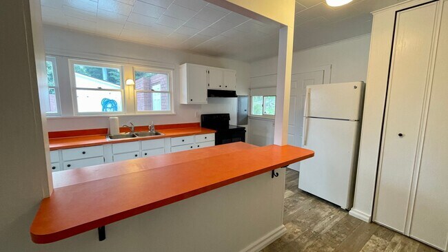 Building Photo - Country Living Home On Over Half An Acre! ...