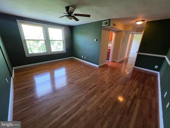 Building Photo - 4405 1st Pl NE