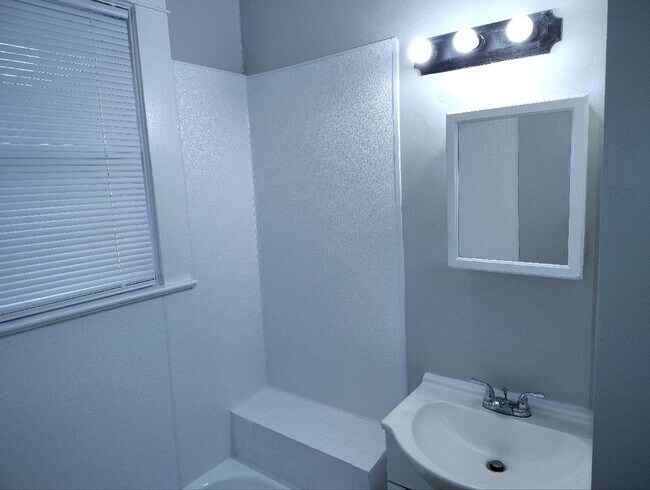 Building Photo - Move-in Special! 1/2 off first month's rent!