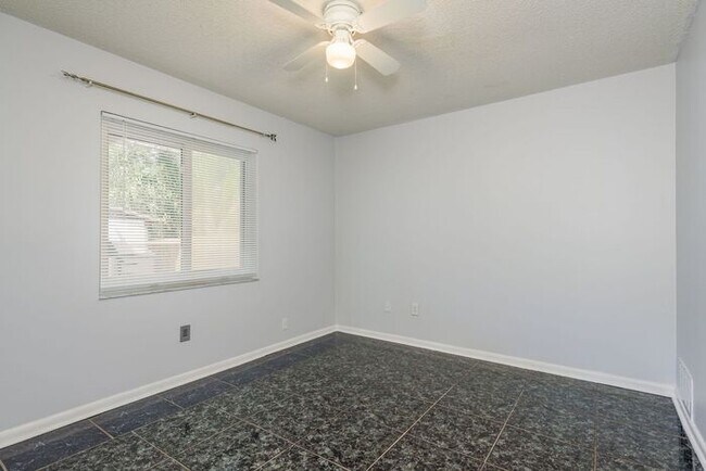 Building Photo - 4/2 Tampa Home