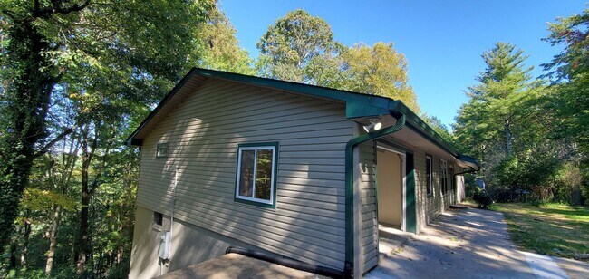 Building Photo - 733 Forest Hills Dr