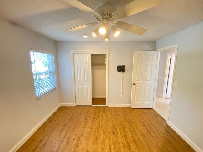 Building Photo - Wekiva home ready for move in! 3B/2B, 2 se...