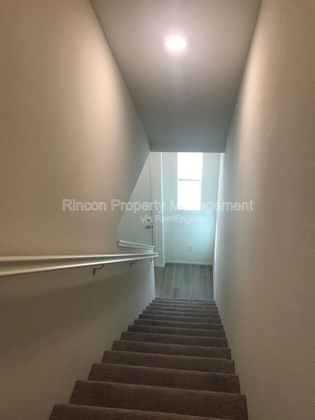 Building Photo - 581 Pioneer St