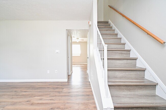 Building Photo - 10923 Birchridge Dr