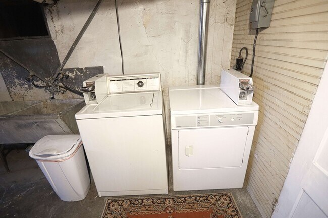 Building Photo - 326 E Savidge St