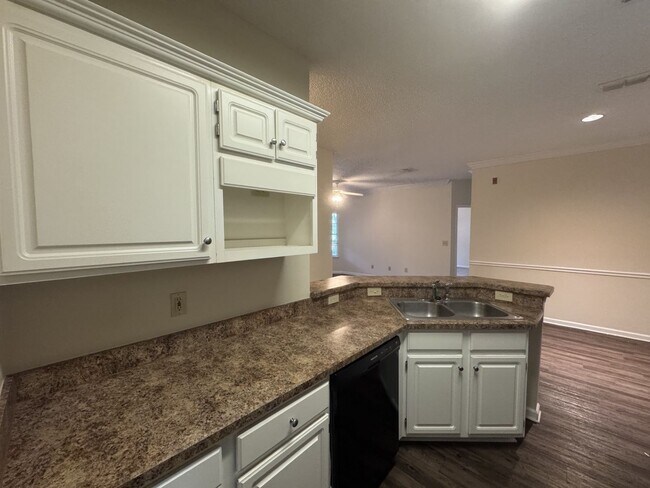 Building Photo - Move In Special! 2 Bed / 2 Bath Upstairs C...