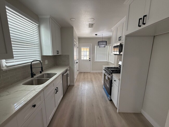 Building Photo - Newly remodeled 3 bedroom 2 bath