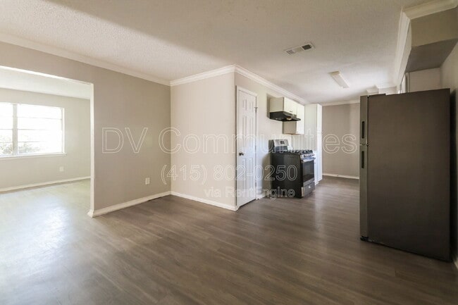 Building Photo - 4850 Bedford Dr